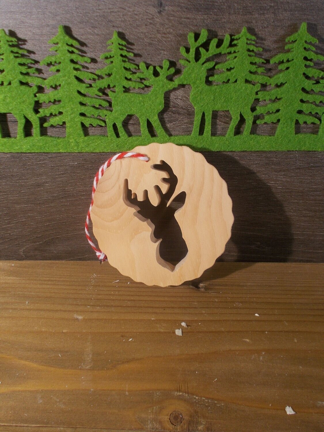 Suspension ronde en bois – Médaillon ajouré motif sapin ou renne