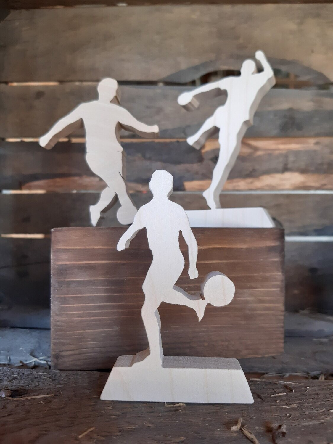 Figurines artisanales en bois - La passion du sport et du ballon Figurines artisanales en bois - La passion du sport et du ballon