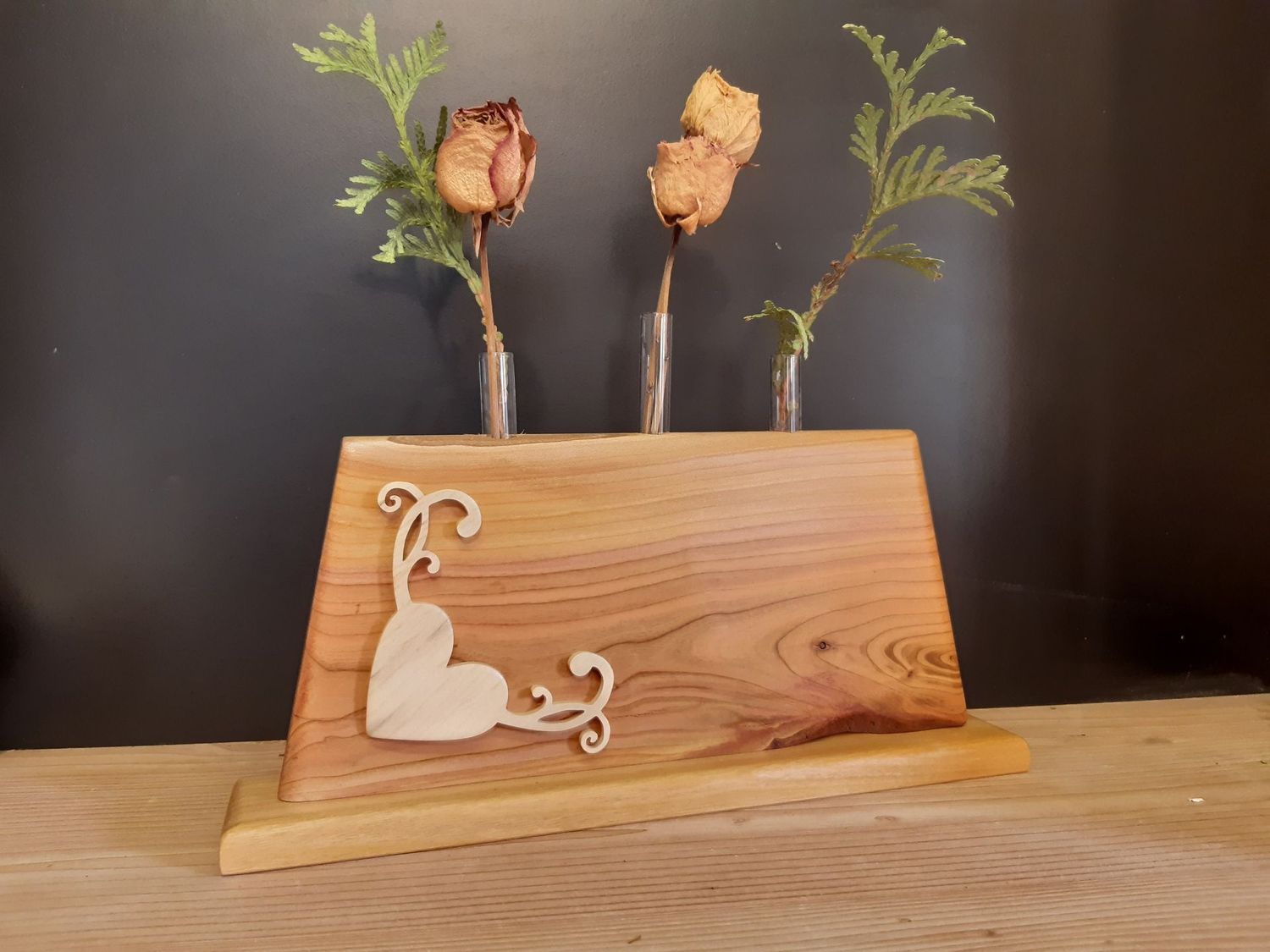 Vase soliflore triple en merisier - Support pour 3 tubes à essai - Pièce unique Vase soliflore triple en merisier - Support pour 3 tubes à essai - Pièce unique