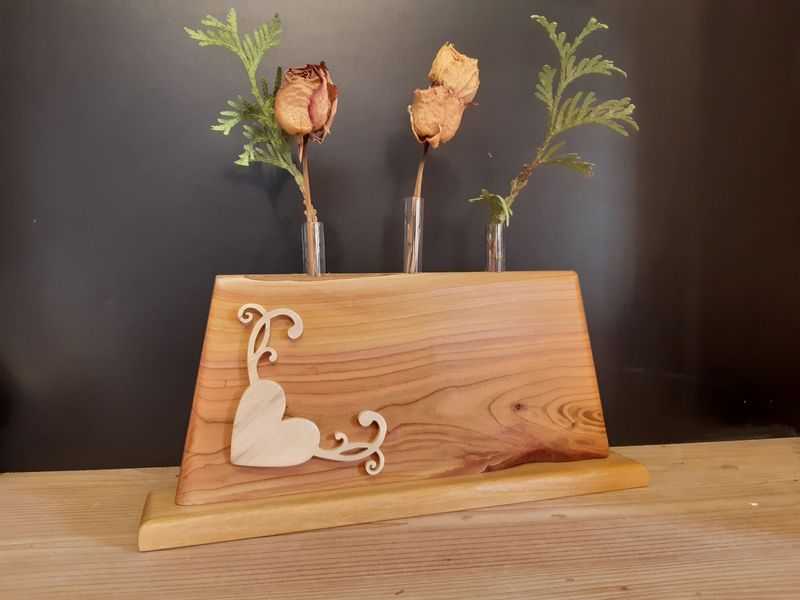 Vase soliflore triple en merisier - Support pour 3 tubes à essai - Pièce unique Vase soliflore triple en merisier - Support pour 3 tubes à essai - Pièce unique