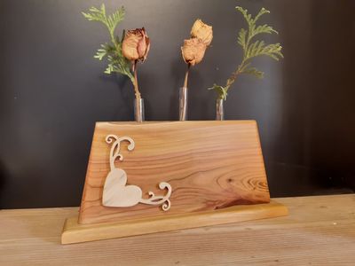 Vase soliflore triple en merisier - Support pour 3 tubes à essai - Pièce unique Vase soliflore triple en merisier - Support pour 3 tubes à essai - Pièce unique