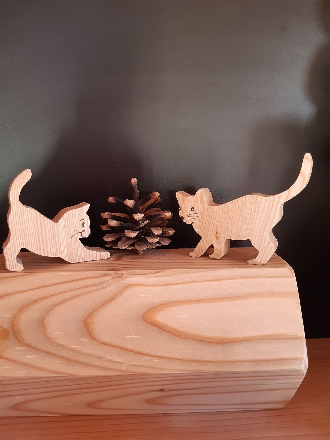 Petites Figurines chats en bois - Pièce décorative naturelle et authentique Petites Figurines chats en bois - Pièce décorative naturelle et authentique