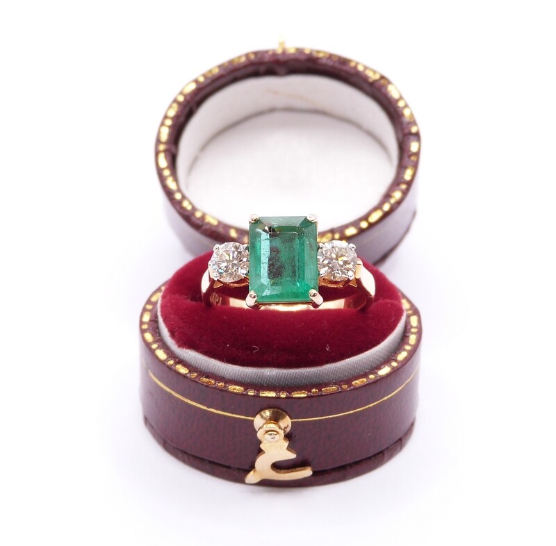 18ct Yellow Gold Emerald & Diamond Ring (Pre Owned)