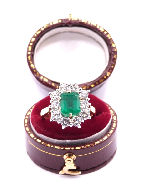 18ct Yellow Gold Emerald & Diamond Cluster Ring (Pre Owned)