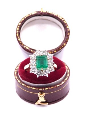 18ct Yellow Gold Emerald & Diamond Cluster Ring (Pre Owned)