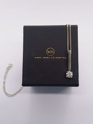 18CT White Gold Contemporary Diamond Pendant.(Pre Owned)