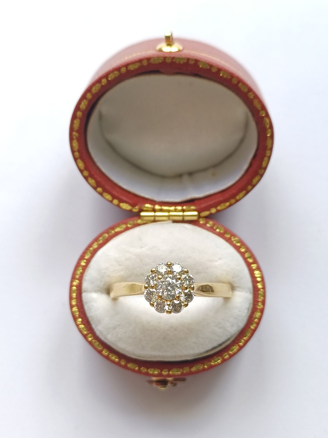 18CT Yellow Gold Diamond Daisy Ring (Pre Owned) 18CT Yellow Gold Diamond Daisy Ring (Pre Owned)