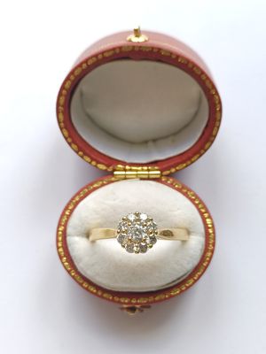 18CT Yellow Gold Diamond Daisy Ring (Pre Owned) 18CT Yellow Gold Diamond Daisy Ring (Pre Owned)