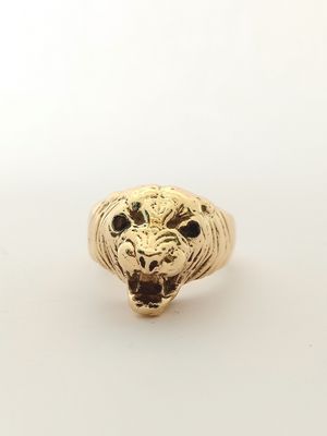 9ct Yellow Gold Garnet Set Tiger Head Ring (Pre Owned) 9ct Yellow Gold Garnet Set Tiger Head Ring (Pre Owned)