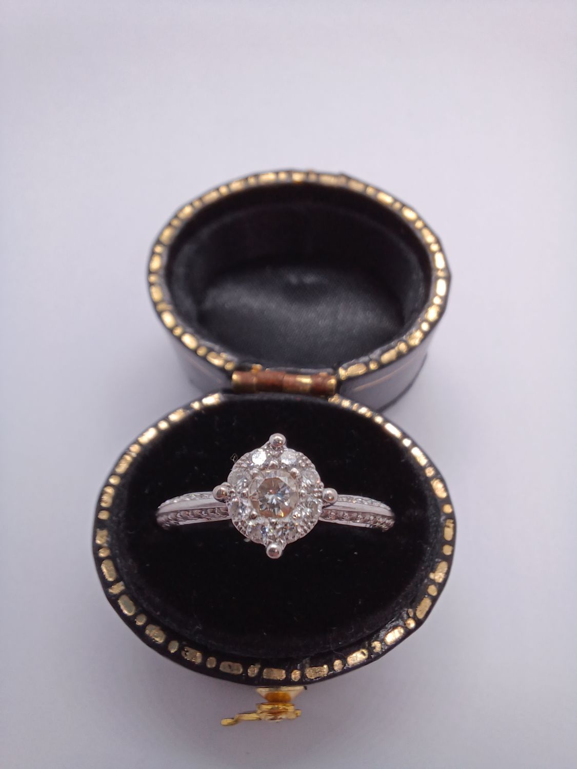 18CT White Gold Diamond Solitaire Style Cluster Ring (Pre-owned)