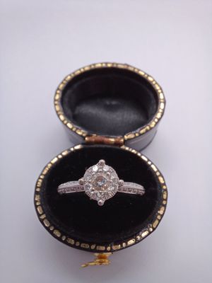 18CT White Gold Diamond Solitaire Style Cluster Ring (Pre-owned)