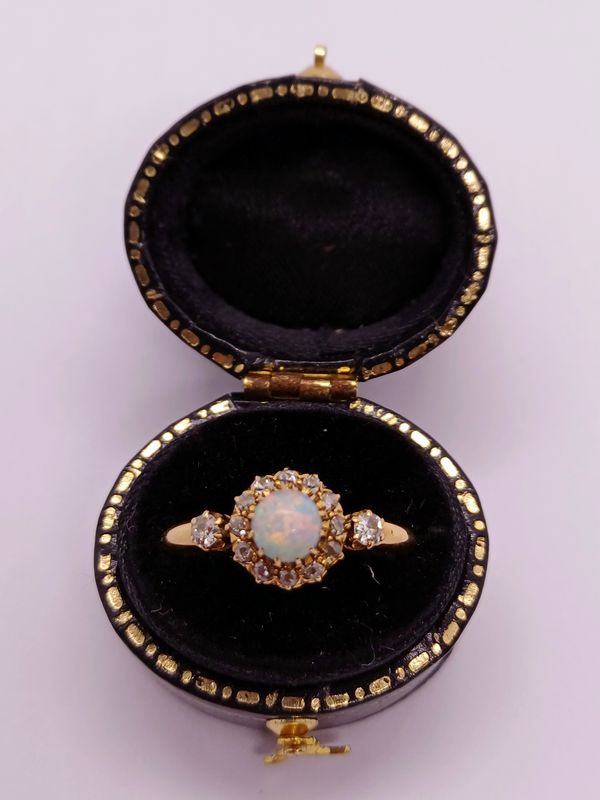 18ct Yellow Gold Antique Opal and Diamond Cluster Ring (Pre Owned)