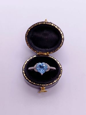 18ct White Gold Heart Shaped Topaz and Diamond Ring (Pre Owned)