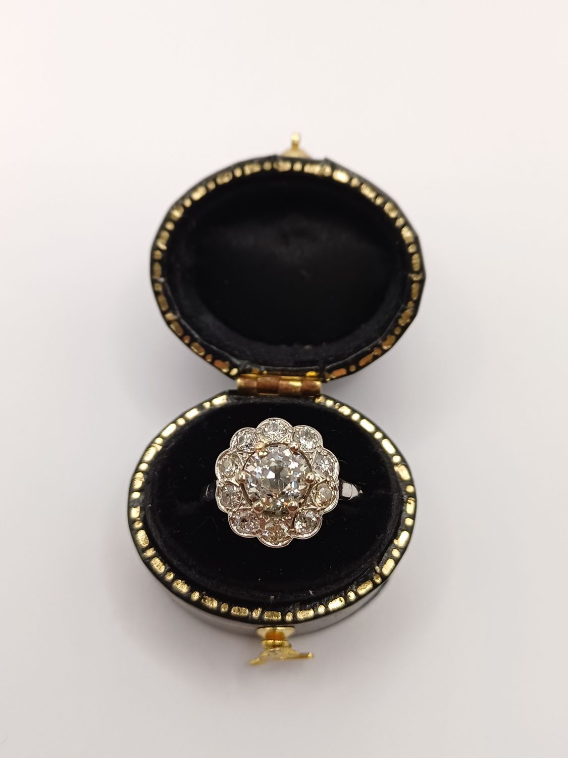 18CT White Gold Diamond Fancy Cluster Ring set with 1.2ct Diamond Antique 18CT White Gold Diamond Fancy Cluster Ring set with 1.2ct Diamond Antique