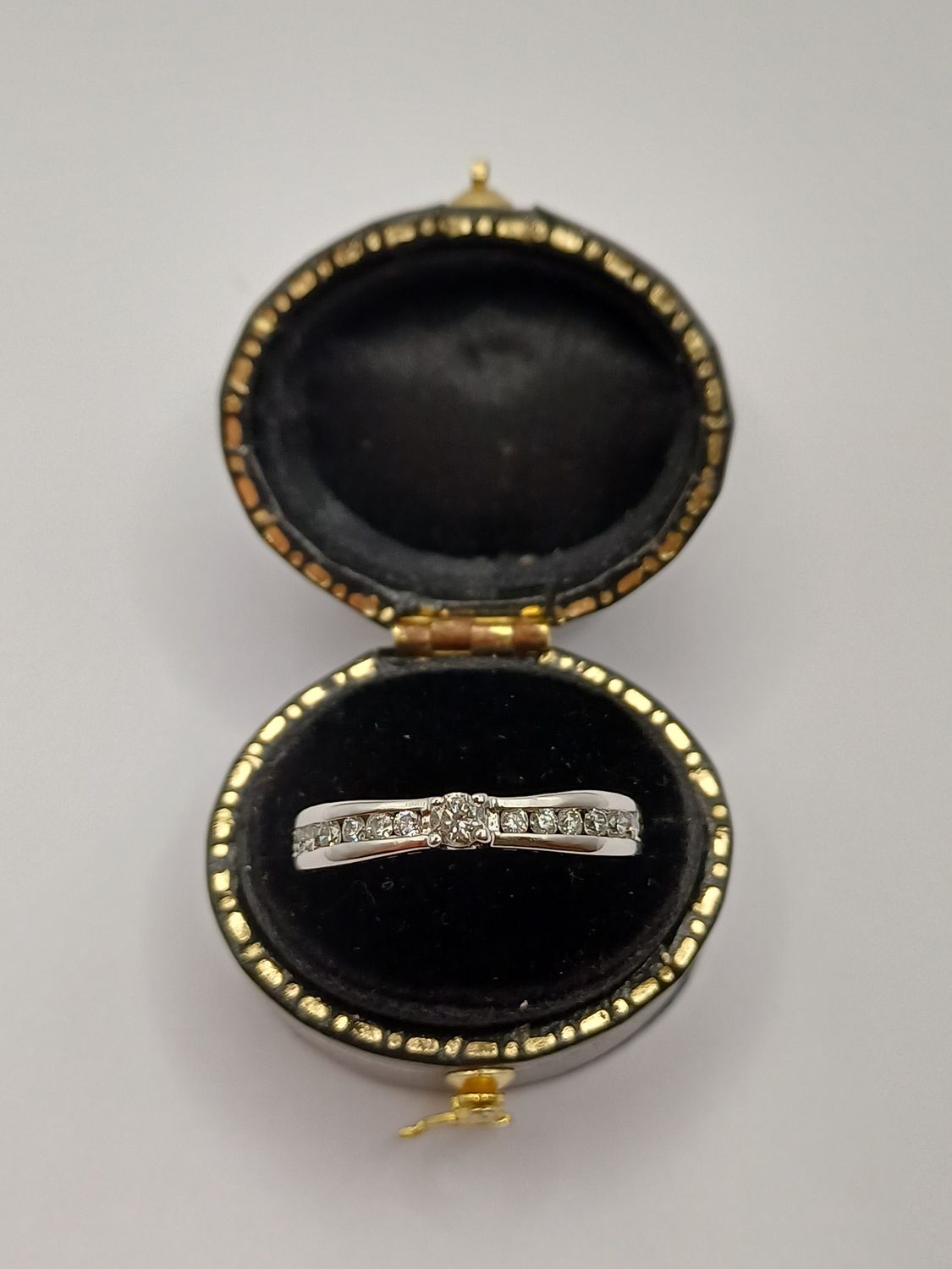 9ct White Gold Diamond Ring (Pre Owned)