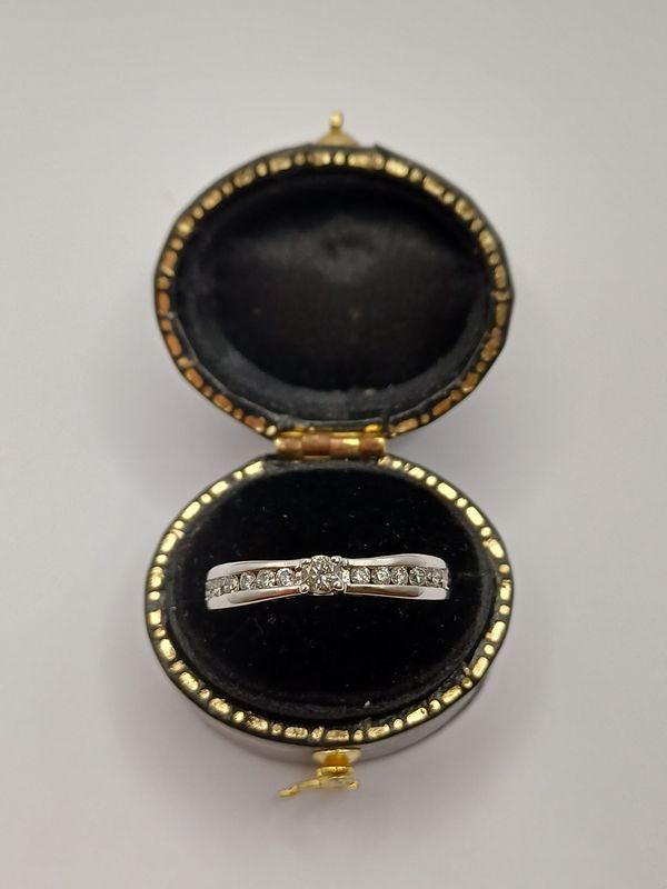 9ct White Gold Diamond Ring (Pre Owned)