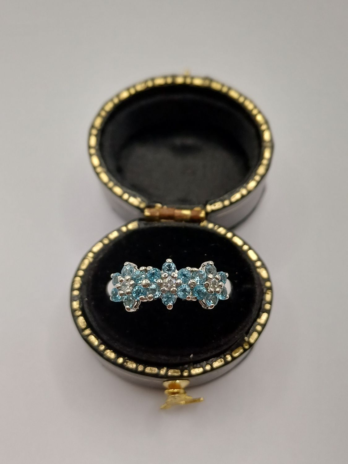 9ct White Gold Blue Topaz Floral Band Ring (Pre Owned)