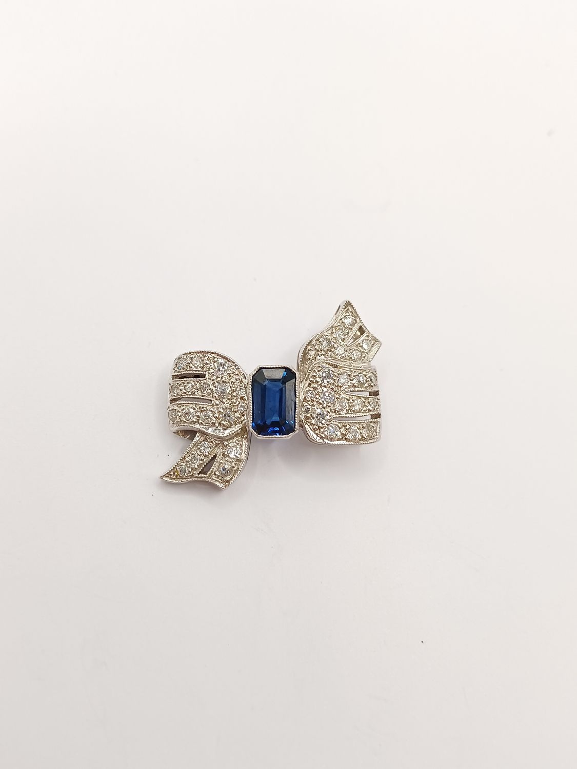 18ct White Gold Sapphire and Diamond Edwardian Style Bow Brooch. 18ct White Gold Sapphire and Diamond Edwardian Style Bow Brooch.