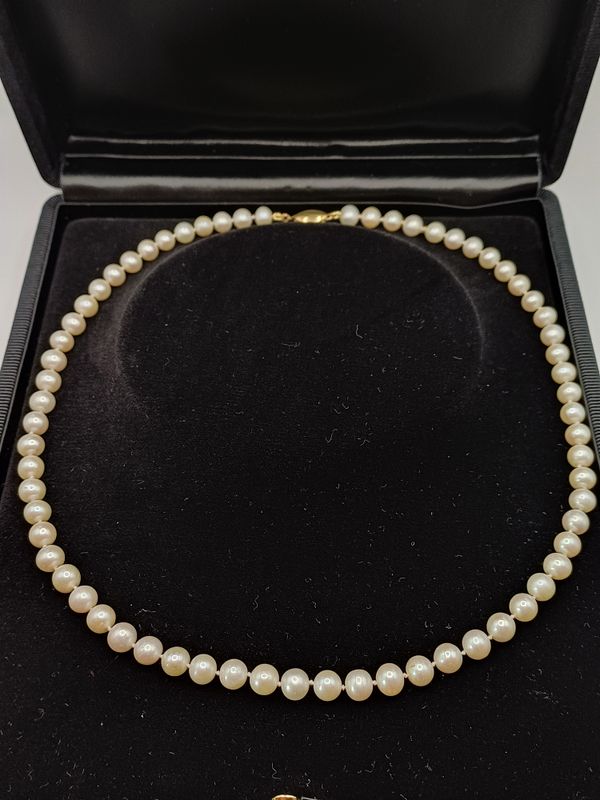 Vintage 9CT Yellow Gold Clasp Ivory Cultured Pearl Necklace  (Pre Owned)