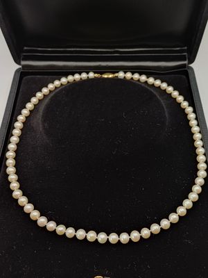 Vintage 9CT Yellow Gold Clasp Ivory Cultured Pearl Necklace (Pre Owned) Vintage 9CT Yellow Gold Clasp Ivory Cultured Pearl Necklace (Pre Owned)