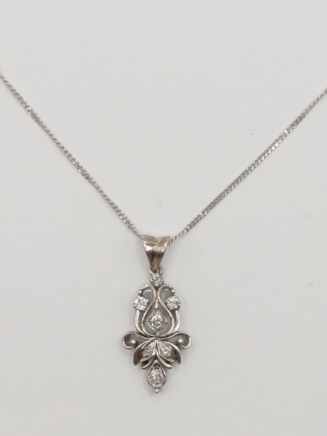 9CT White Gold Diamond Pendant Necklace Floral Filagree (Pre Owned) 9CT White Gold Diamond Pendant Necklace Floral Filagree (Pre Owned)