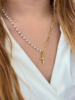 Collar mitad perlas y mitad cadena , dije cruz pequeña 