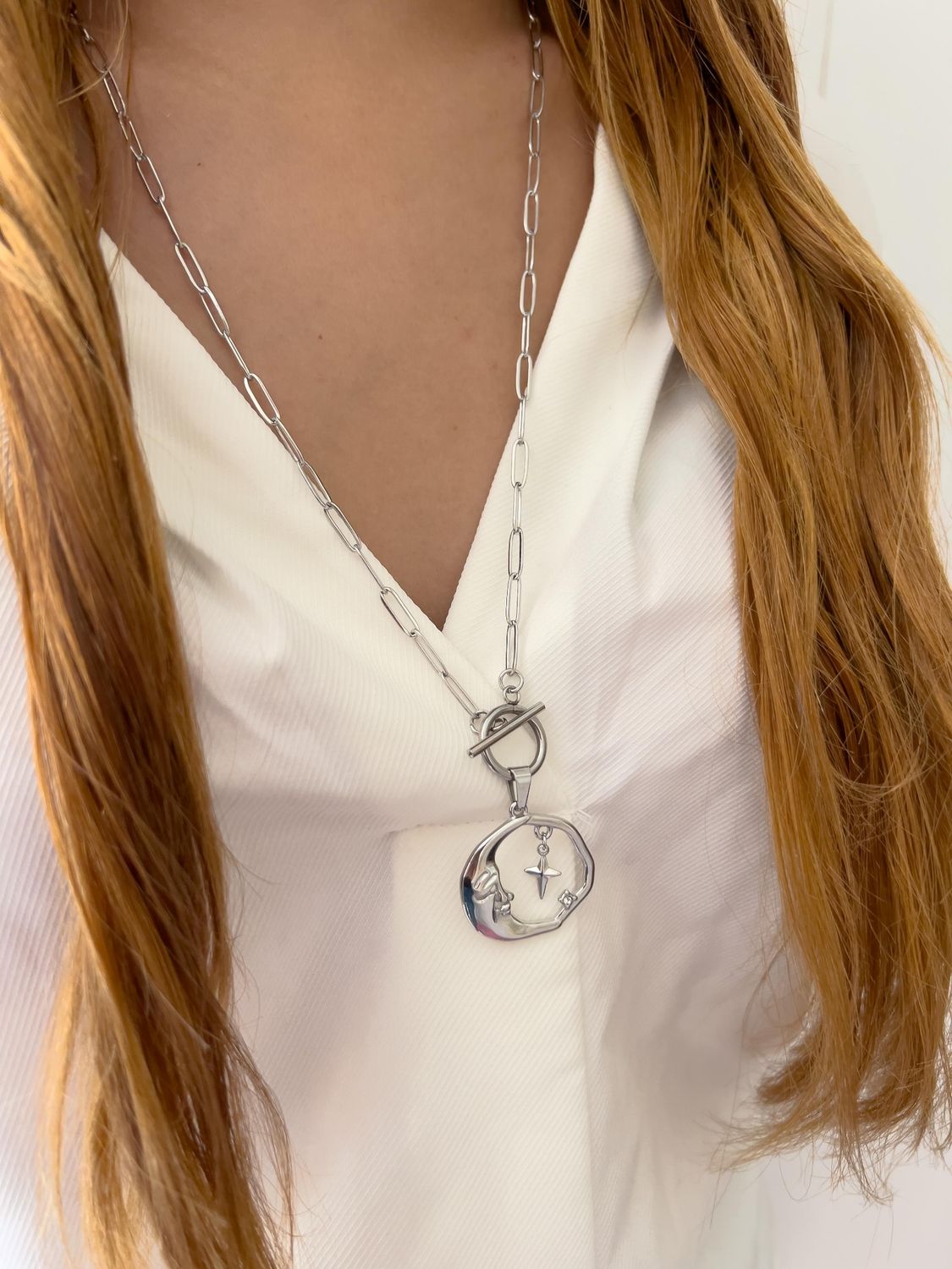 Collar broche T , dije luna y estrella 