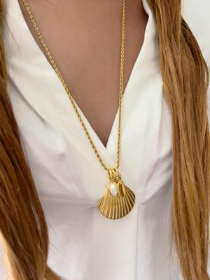 Collar largo ,dije concha grande dorada 