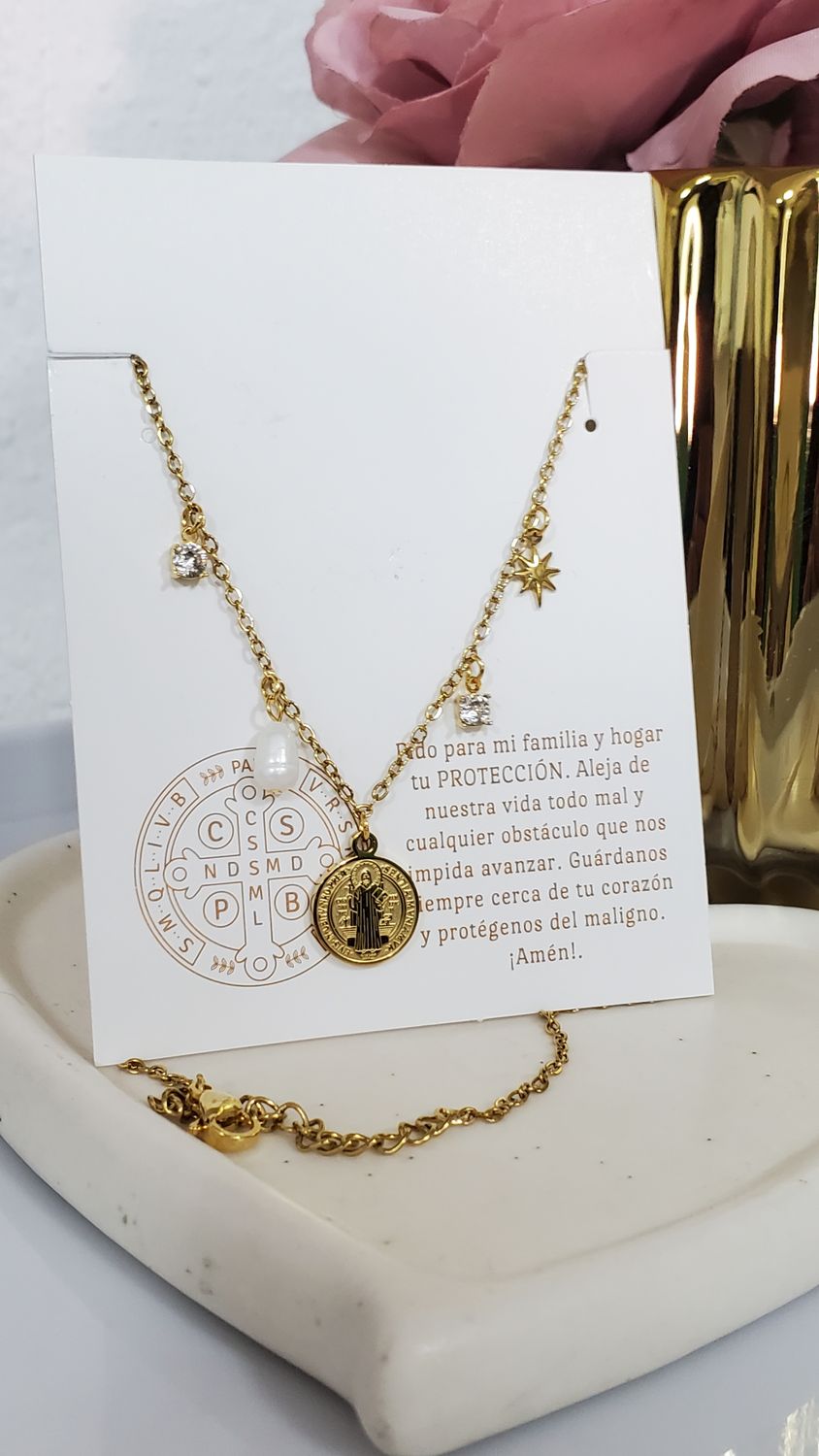 Tarjeta con collar de San Benito 