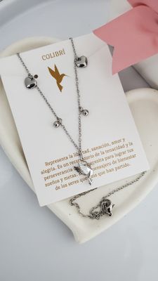Tarjeta con collar dijes corazones y colibri en acero Inoxidable plateado.