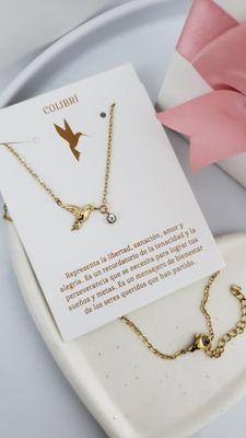 Collar dorado / dije colibrí y cristal 