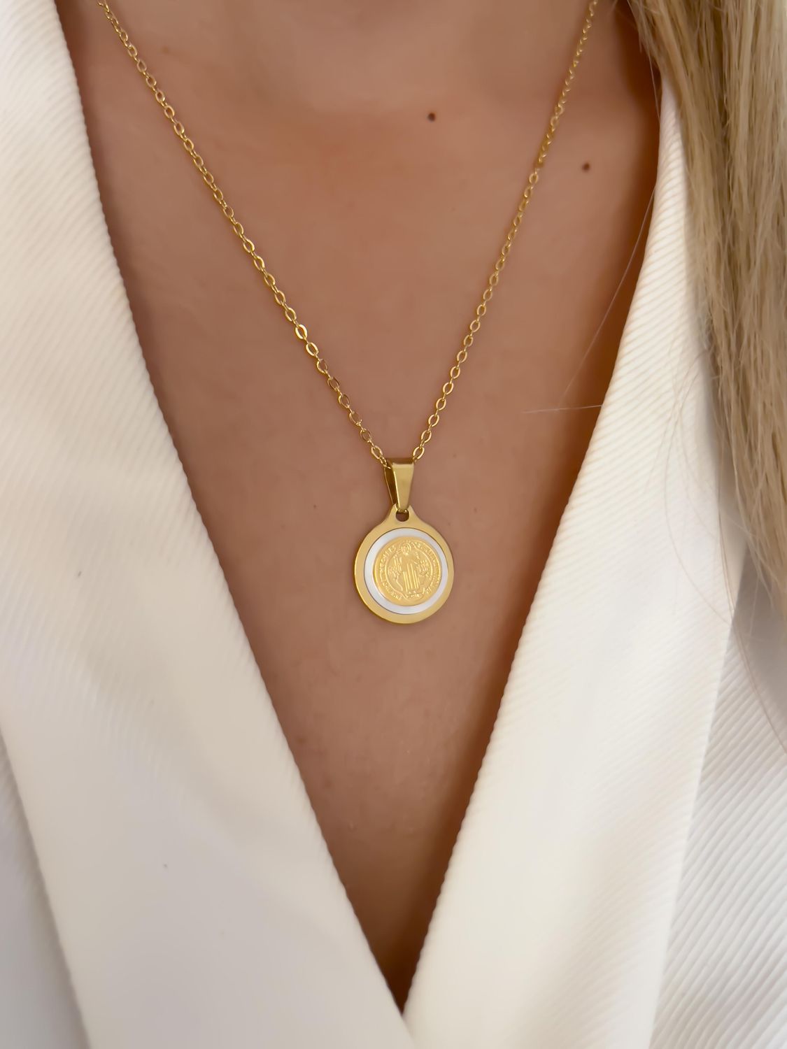 Collar con medalla San Benito y madre perla 