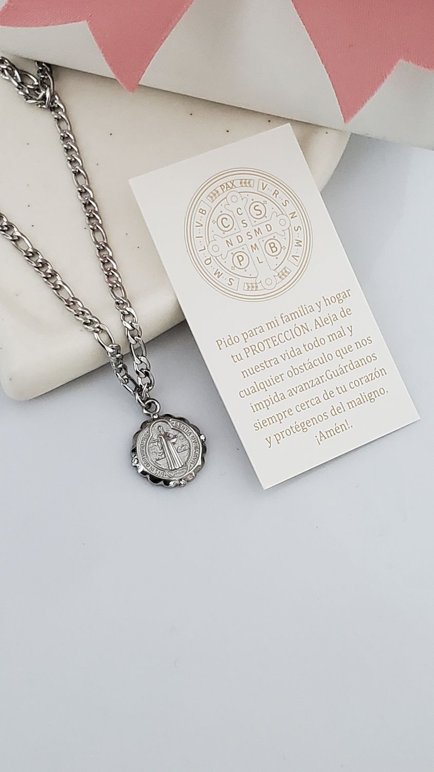 Tarjeta y collar con medalla San Benito 
