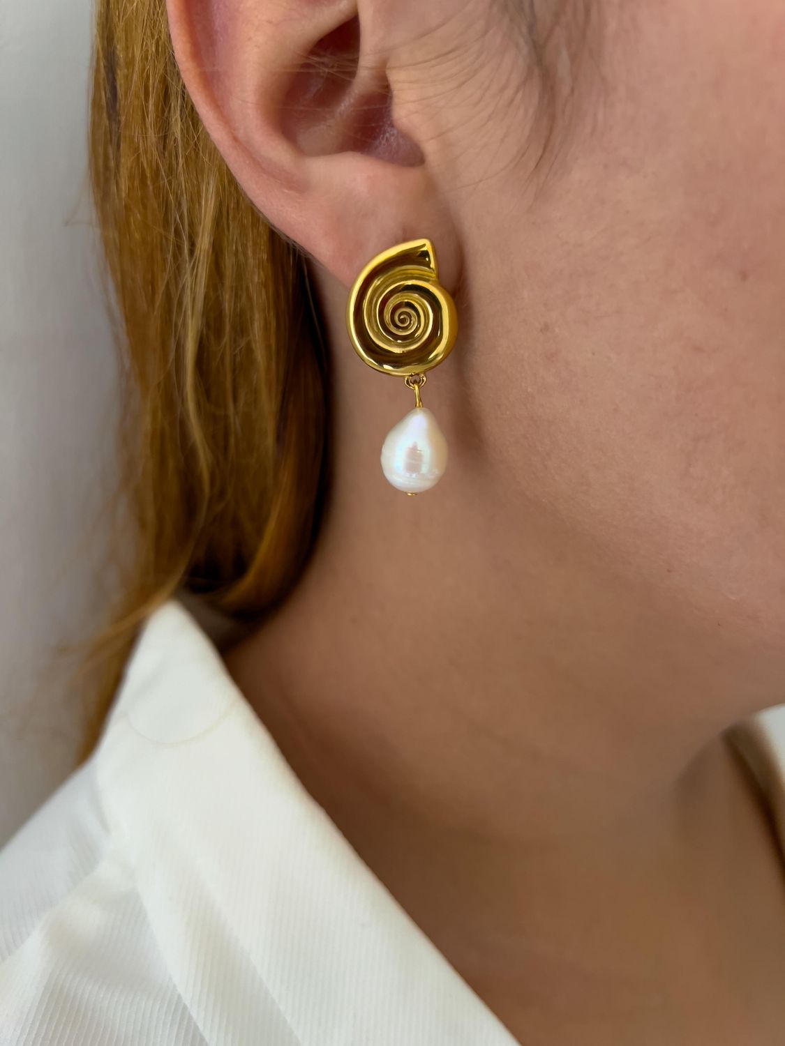 Aretes caracol con perla natural/ acero inoxidable 