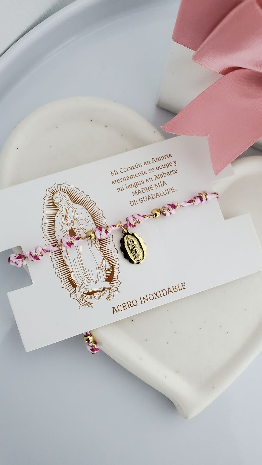 Pulsera ajustable de hilo rosa y virgen de Gpe en acero dorado 