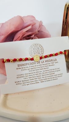 Pulsera ajustable de hilo rojo y San Benito acero dorado 