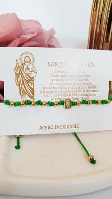Pulsera ajustable de hilo verde y medalla San Judas en acero dorado 