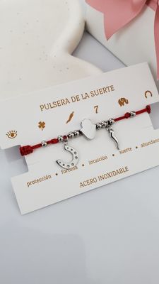 Pulsera ajustable de hilo rojo y dijes de la suerte en acero plateado 