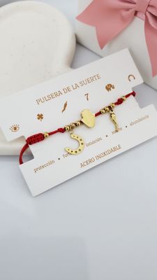 Pulsera ajustable de hilo rojo con dijes de la suerte en acero dorado 