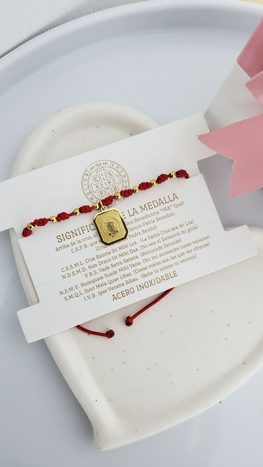 Pulsera ajustable de hilo rojo y medalla de cuadro San Benito / acero dorado 