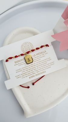 Pulsera ajustable de hilo rojo y medalla de cuadro San Benito / acero dorado 