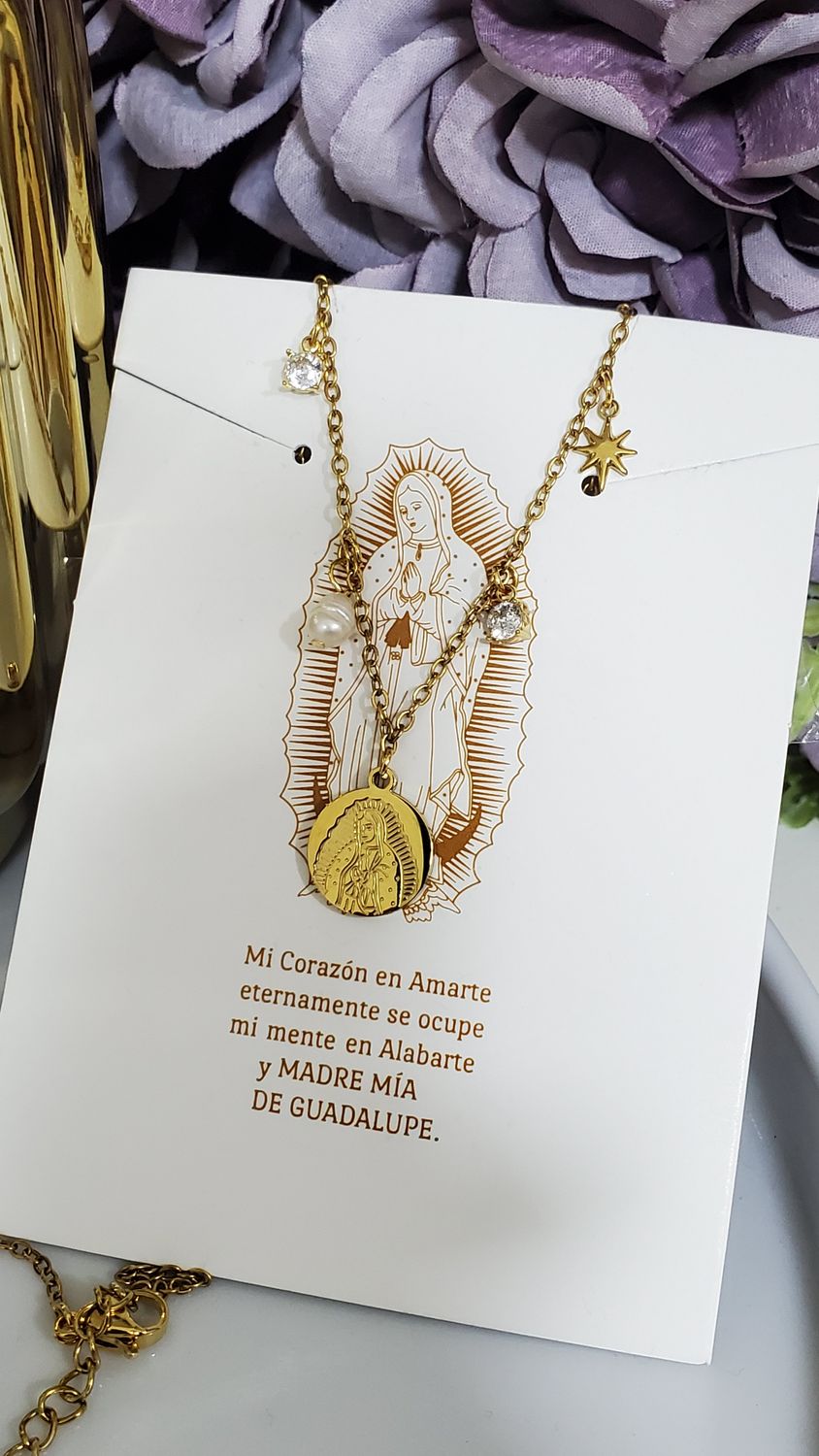 Tarjeta con collar virgen de Gpe con cristales y perlita / acero dorado