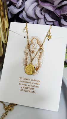 Tarjeta con collar virgen de Gpe con cristales y perlita / acero dorado