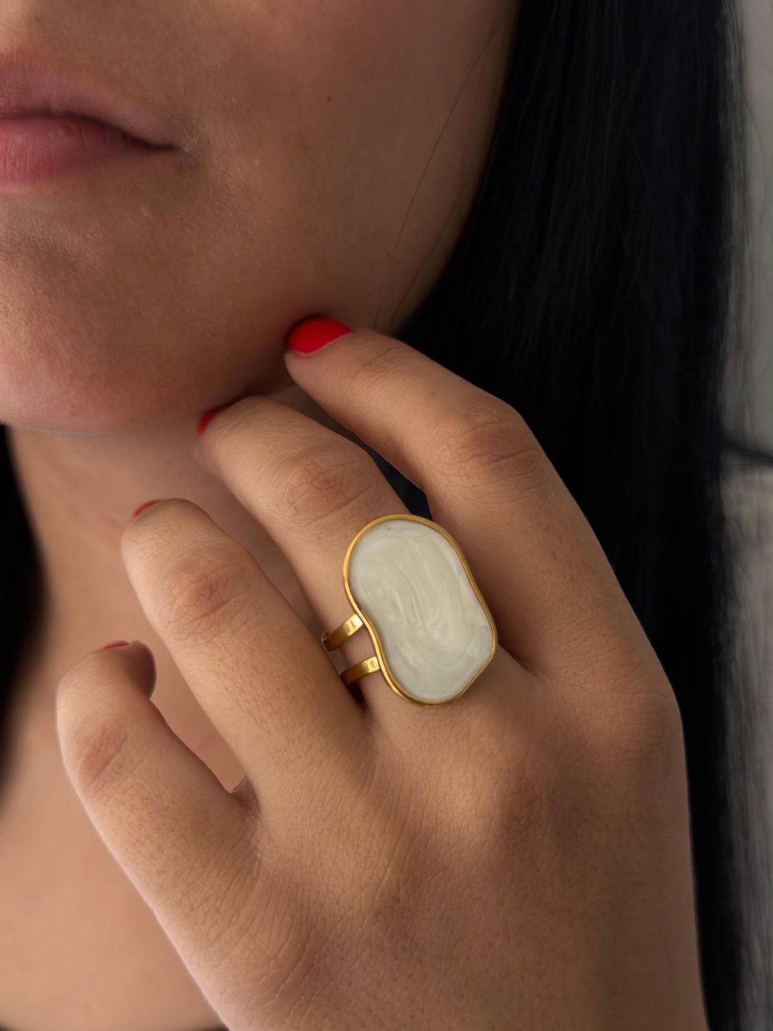 Anillo ovalo madre perla , acero dorado 