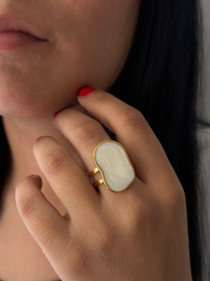 Anillo ovalo madre perla , acero dorado 