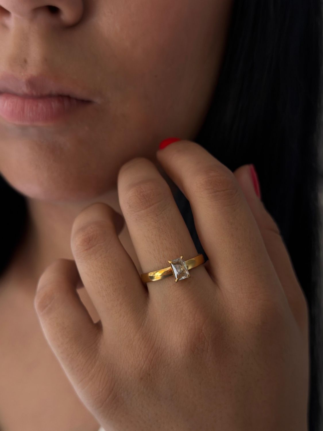 Anillo cristal bco , acero dorado 