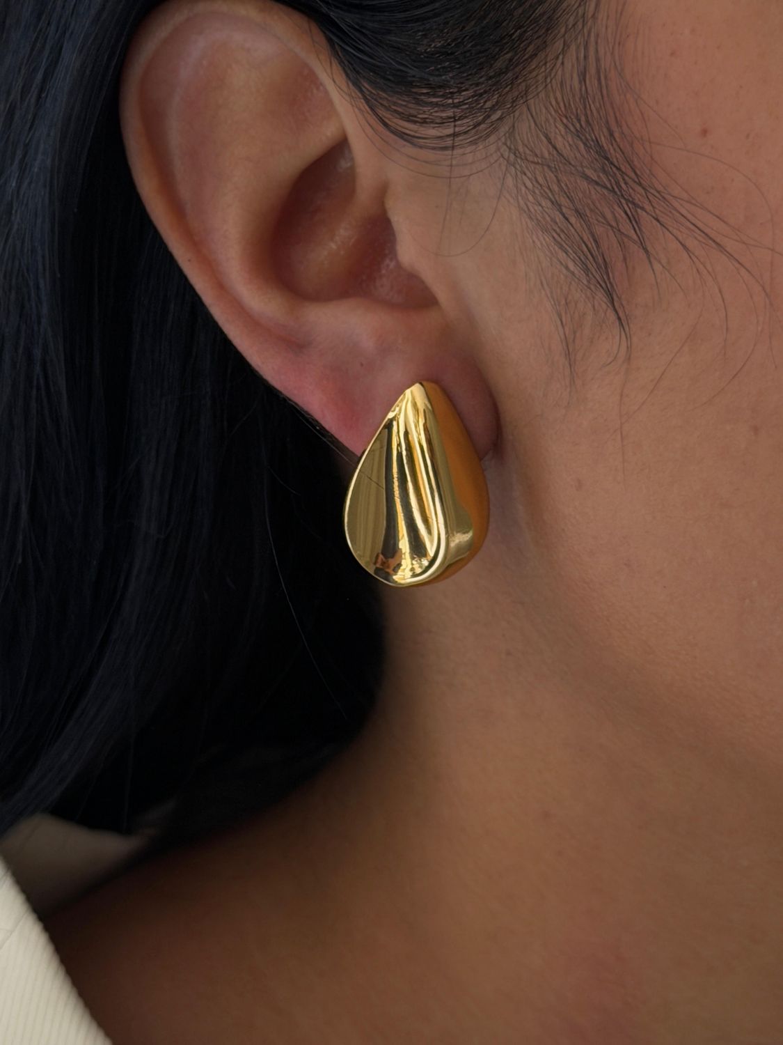 Aretes tipo gota ondulado,  acero dorado