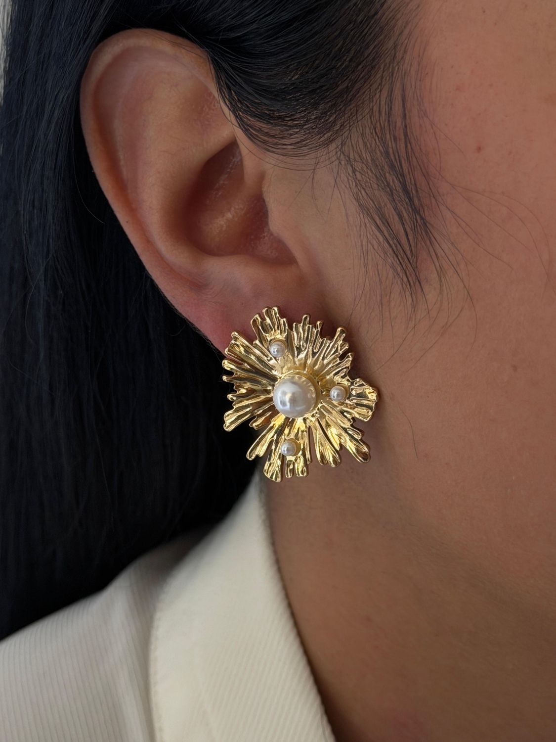 Aretes flor con perlitas , acero dorado 