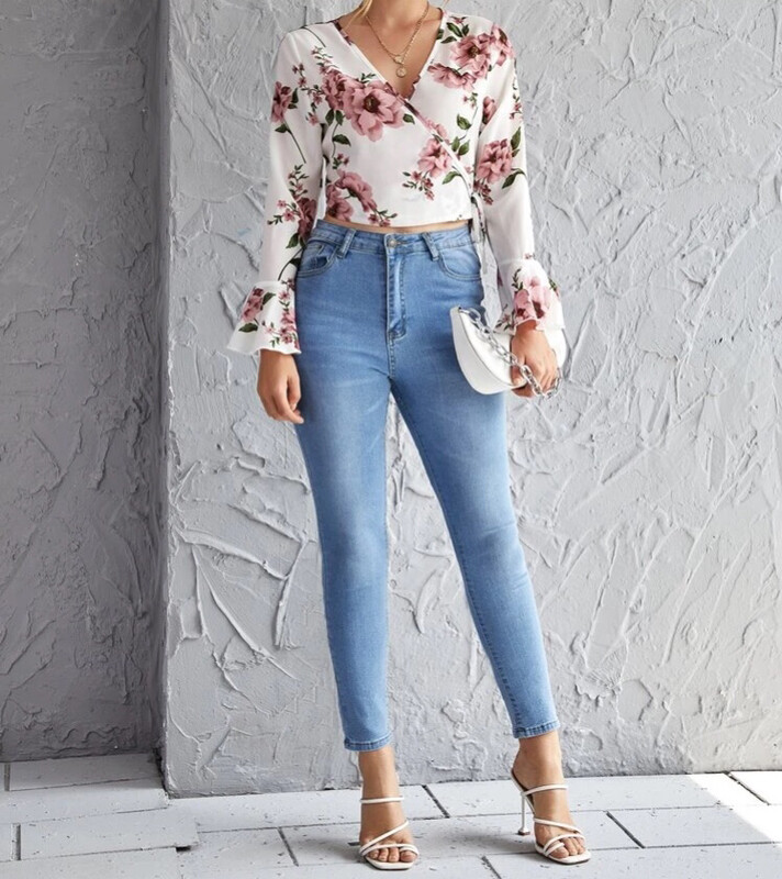 Crop top fleuri avec cordon de serrage latéral croisé