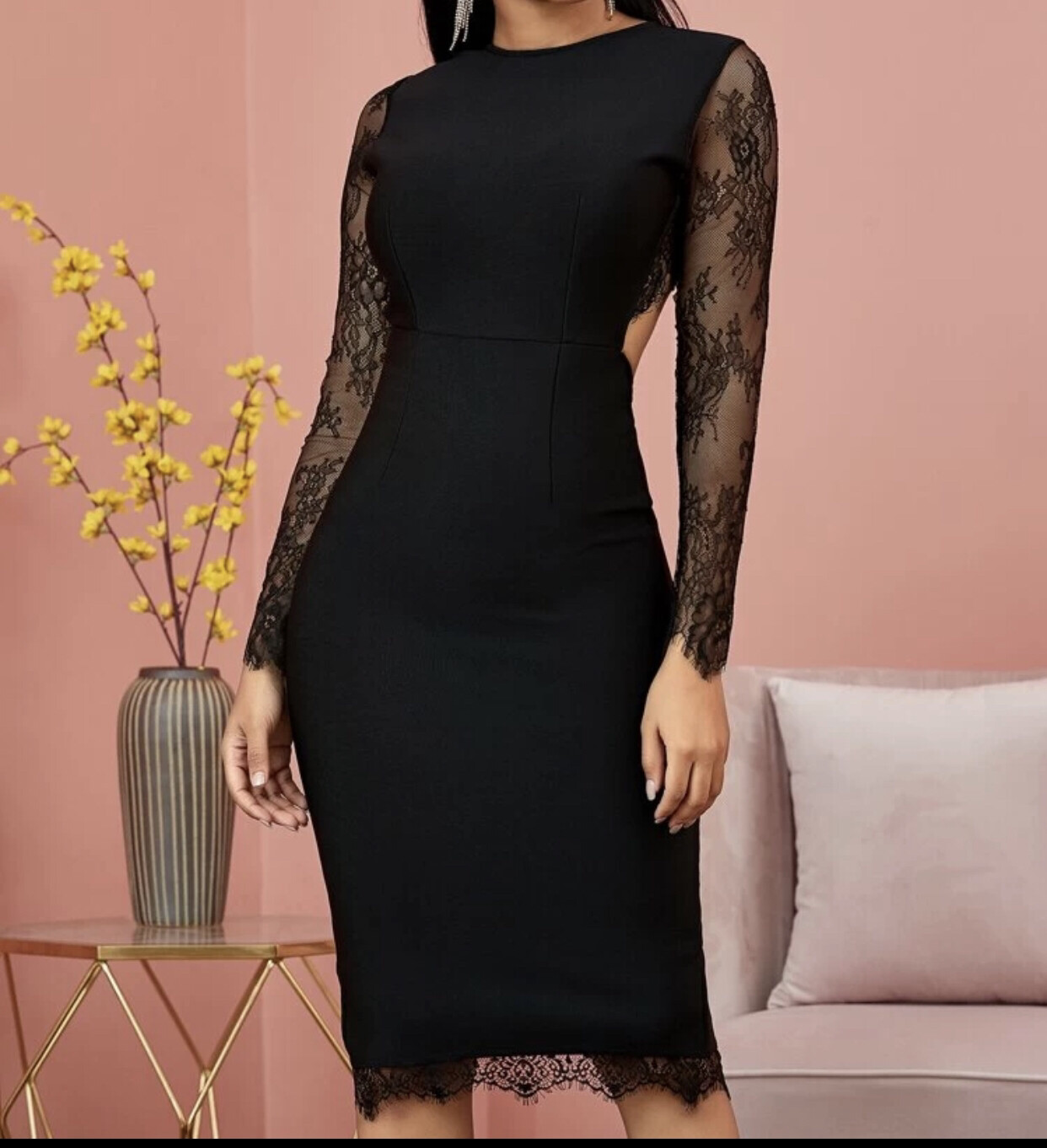 Robe moulante en dentelle à ourlet fendu et dos nu